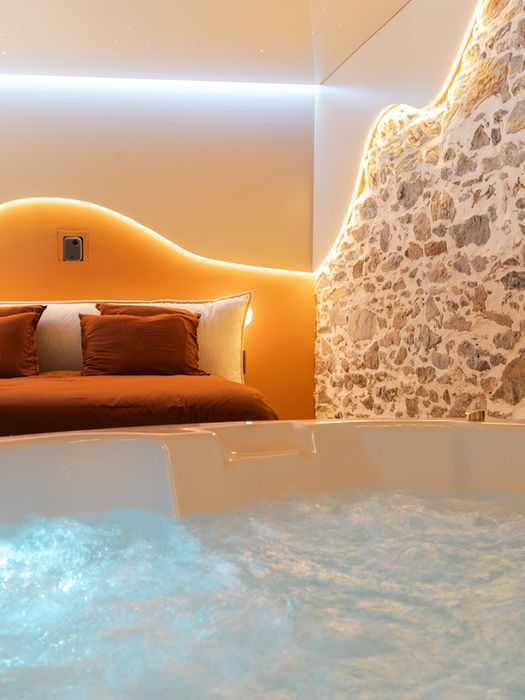 Jacuzzi in a modern bedroom, Chambre with stone wall, relaxing atmosphere, L'inoubliable