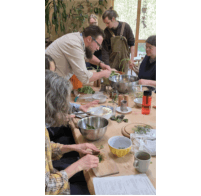 Drei-Gänge-Kräuter-Menü bei Wir bauen Zukunft zubereiten