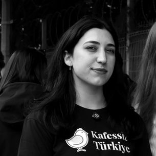 Kafeslerin Ardındaki Hayatı Görünür Kılmaya Çalışıyor