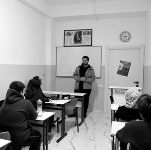 Bir Kapının Önünde Yıllardır Bekliyor