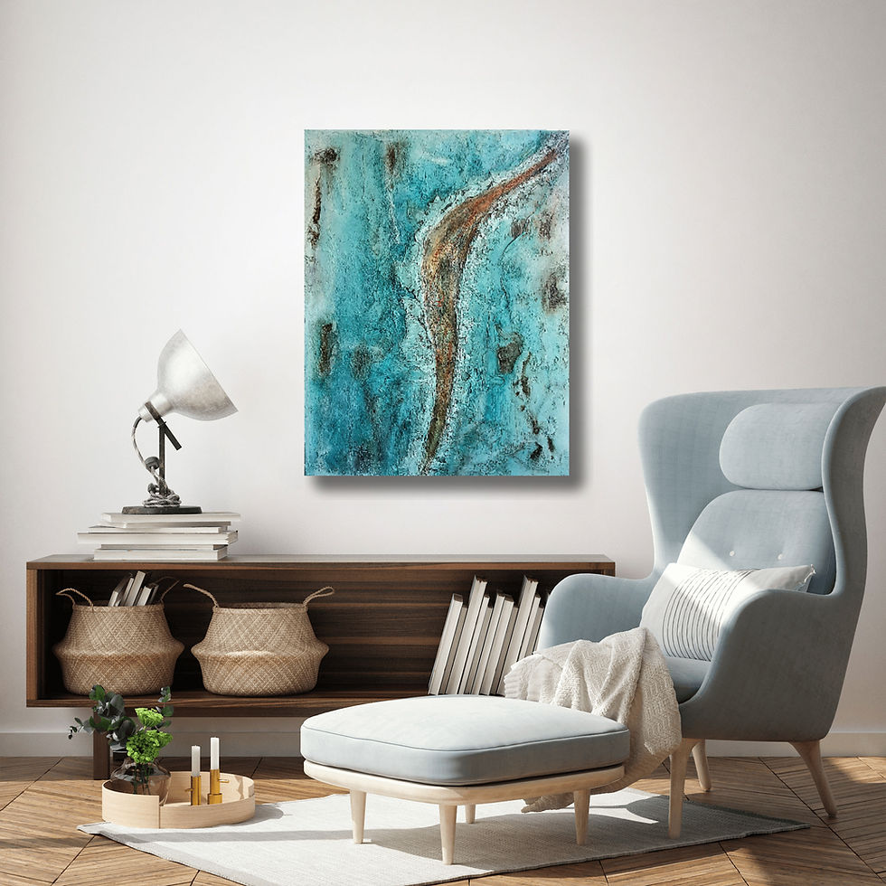 Strukturbild in türkis, braun und orange mit abstrakter Welle und rissbildender Struktur an weißer Wand, Hochformat