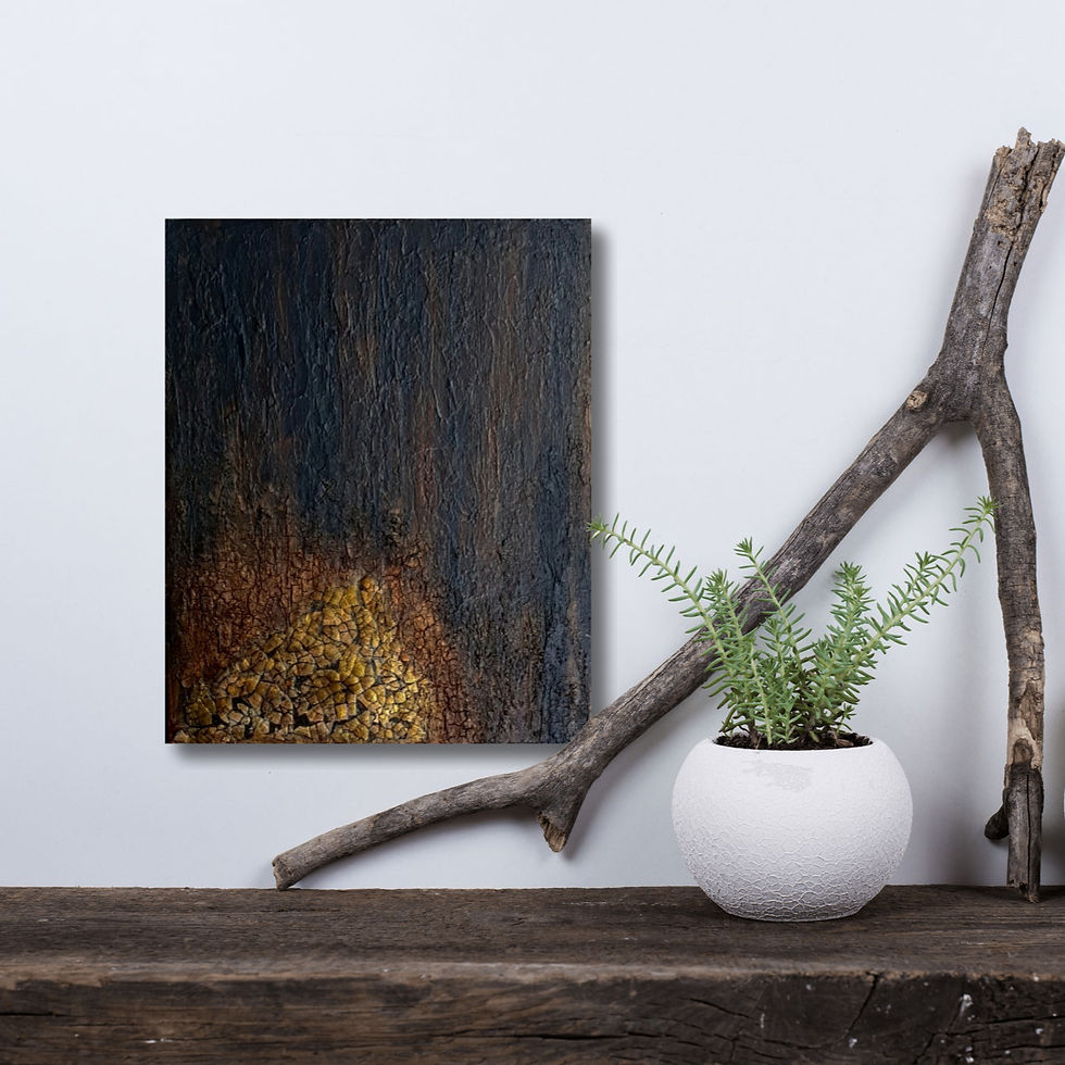 abstraktes Strukturbild "Ephemer" mit goldenen Fragmenten in Brauntönen an Wand im Hochformat