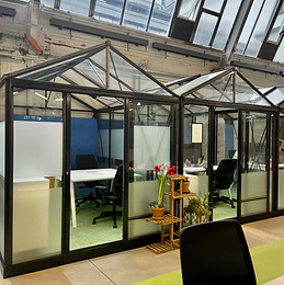 Gewächshäuser, die als Büros umgerüstet wurden