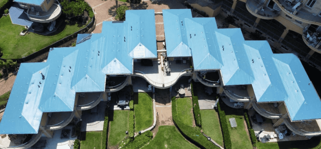 מבנה מגורים עם גג קל לאחר עבודת איטום של ארז