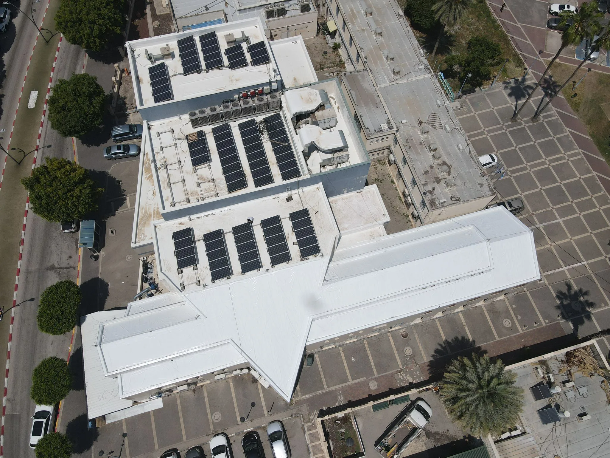 איטום גגות מבנה ציבורי לפני התקנת פאנלים סולאריים