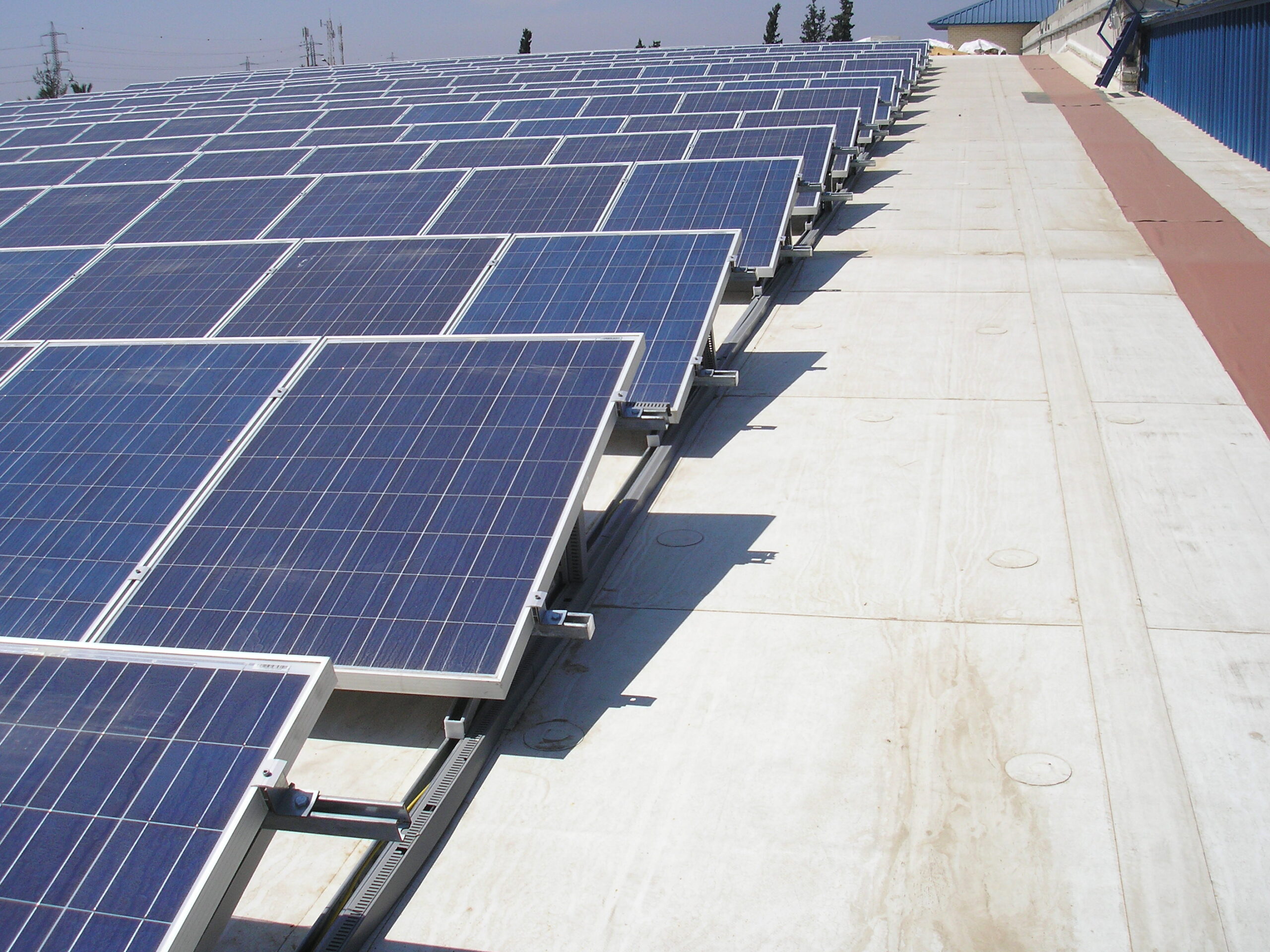 איטום גגות לפני התקנת פאנלים סולאריים