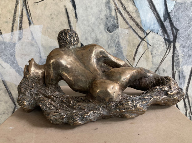 sculpture de bronze
deux corps couchés