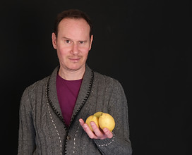 Veelzijdig artiest Jeroen Manders met citroenen