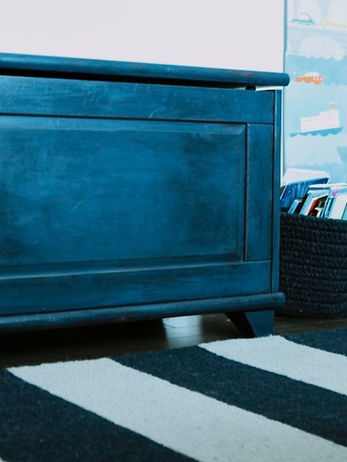 coffre, chalk paint, coin lecture, bleu marin, panier, table ligné