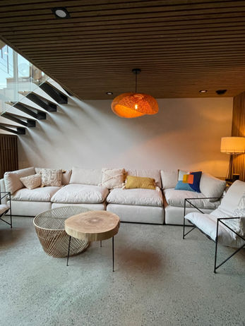 rambarde en verre, mur de latte, plafond de bois, scandinave