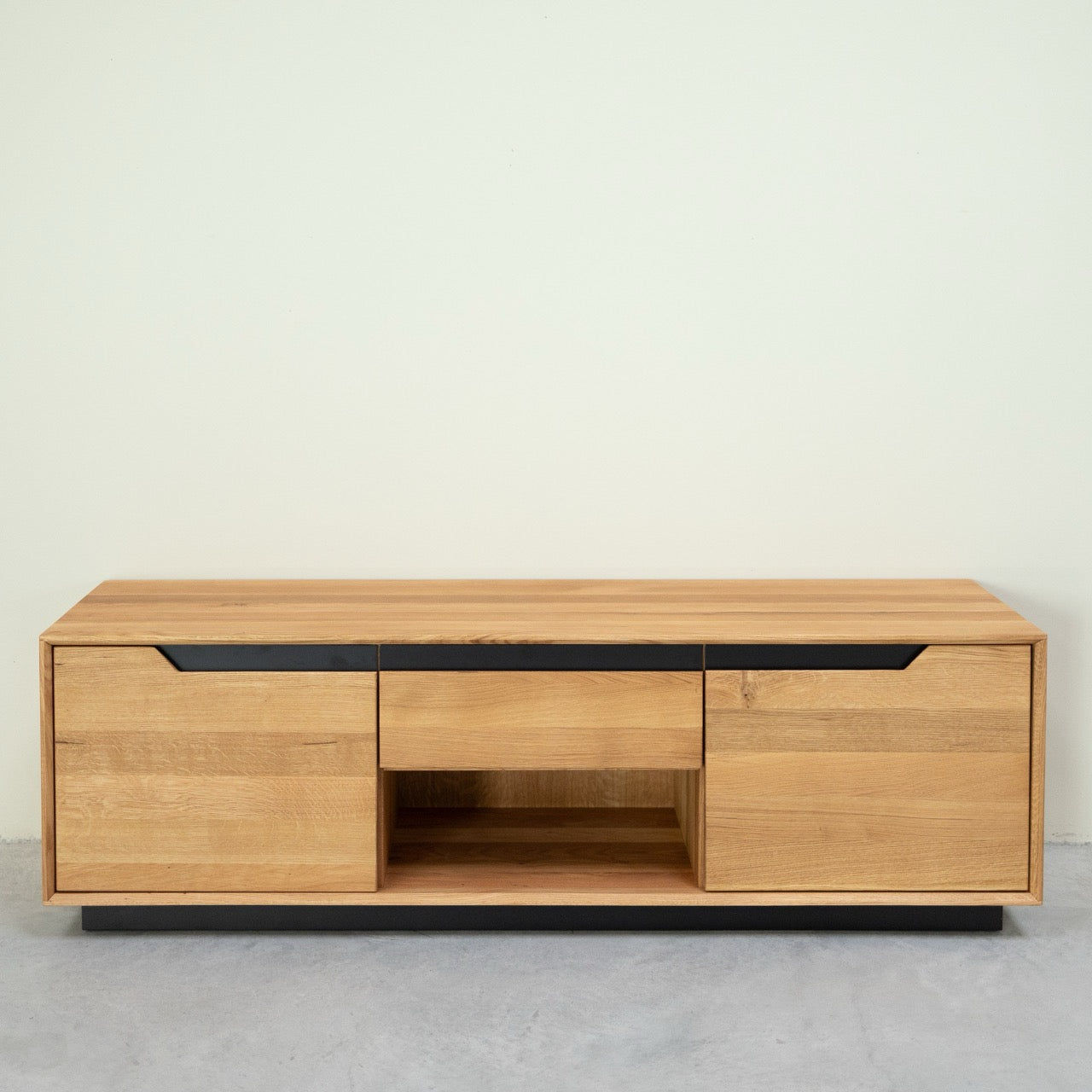 Meuble TV en bois massif de chêne , 160 x 42 x 50 cm.