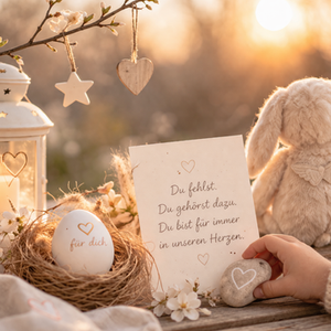 Mit Hase, Kinderhand, Ei im Nest und Karte wirkt es etwas persönlicher, fast wie ein stilles Osterritual im Moment selbst. Das passt sehr gut, wenn der Blogbeitrag stärker Familien, Geschwister und konkrete Rituale in den Mittelpunkt stellen soll.