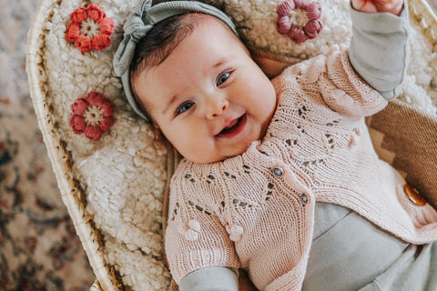 sepette yatan yenidoğan bebek