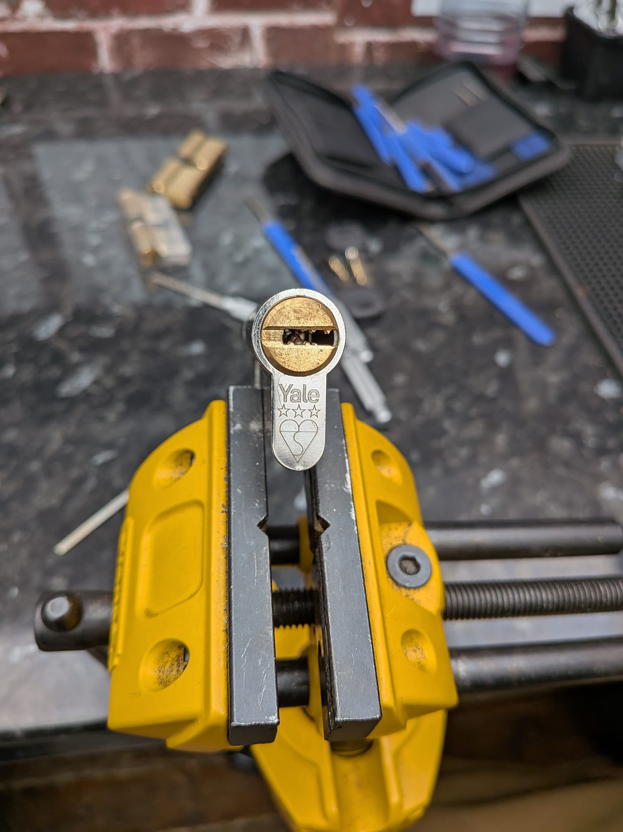 BEGINNER LOCKSMITH COURSE - cylinder lock picking