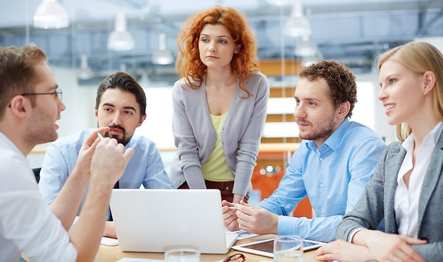 punatukkainen_tyttö_ja_jengi_ympärillä.j