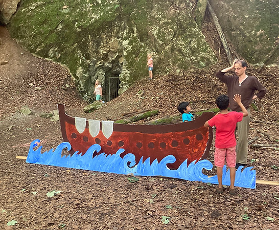 Theaterpädagoge Benjamin Porps bespricht mit Kindern eine Szene am Papp-Boot.
