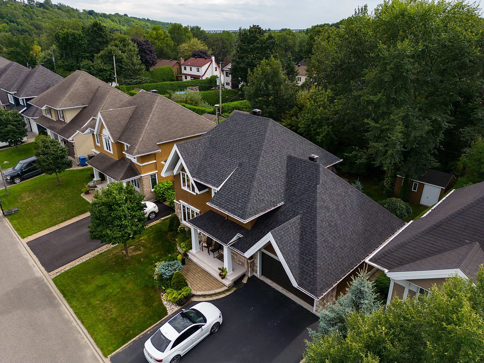 Groupe-de-maison-dans-un-quartier-a-Quebec-avec-une-voiture-stationne.jfif