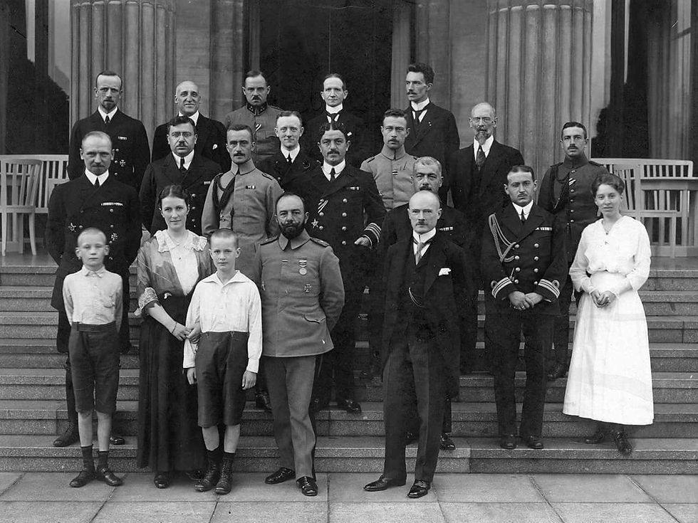 Hans Humann, mittlere Reihe links aussen und Cemal Pascha, vorne Mitte in Uniform.