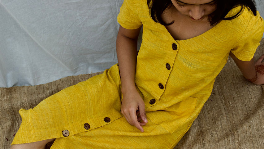 Yellow midi dress in linen fabric