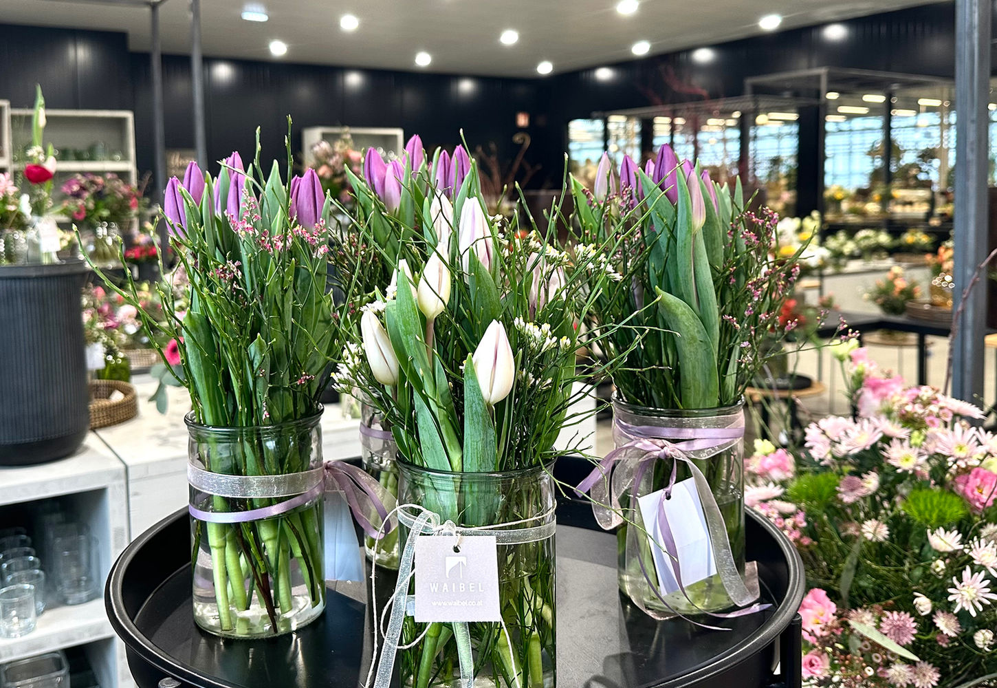 Blumengeschäft mit Tulpenarrangements