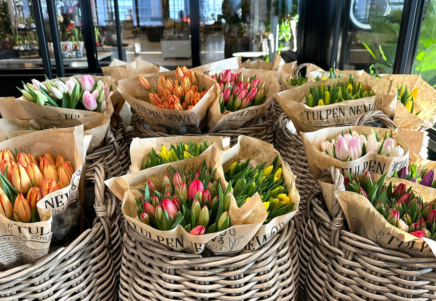 Tulpen in vielen Farben in Körben