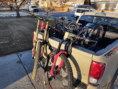 mountain bikes on a truck with single tailgate pads