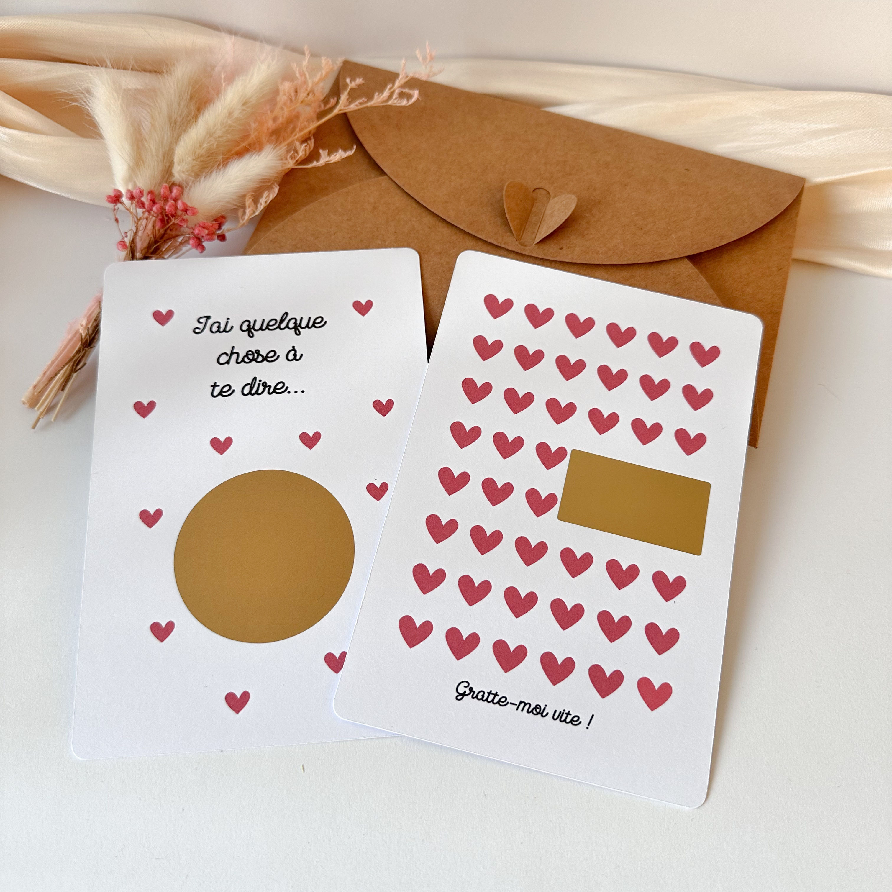 Carte à gratter blanche avec zone à gratter dorée révélant le message de votre choix pour mariage, naissance ou anniversaire