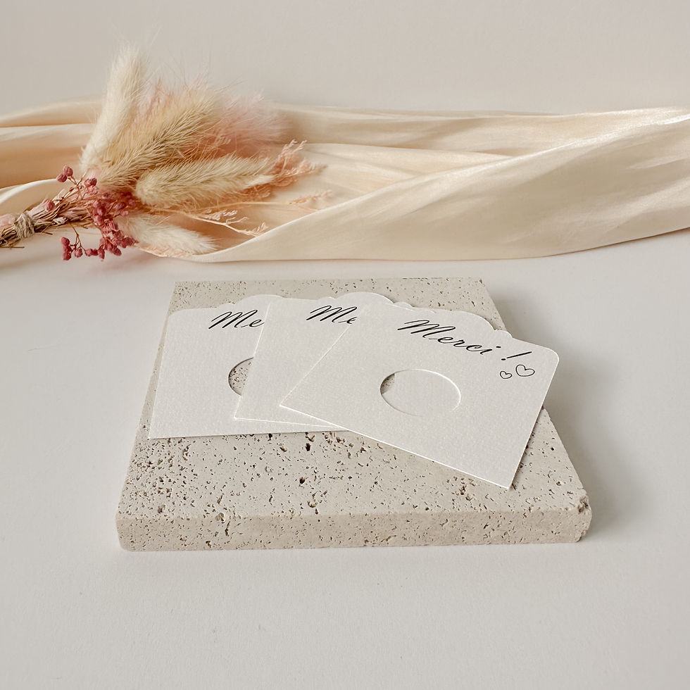 Miniature : Support en papier épais avec emplacement rond prévu pour insérer un bouchon de liège personnalisé  idéal en cadeau invité