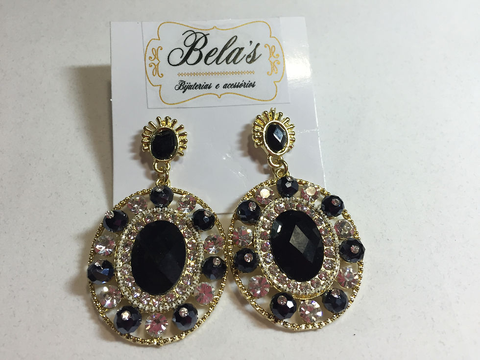 Brinco dourado com detalhes em pedraria e strass