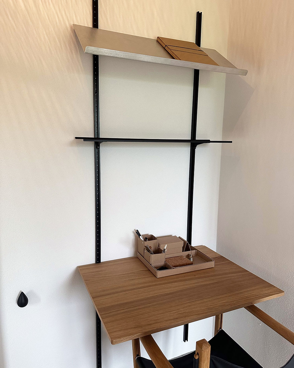 Thumbnail: Workspace w. sloping shelf