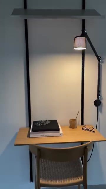 Thumbnail: Workspace w. sloping shelf