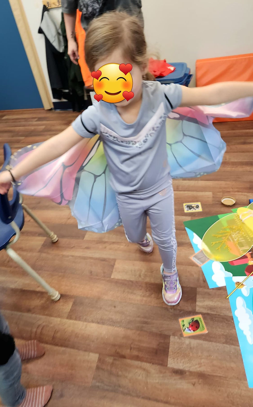 Enfant déguisé en papillon lors de l’atelier en garderie