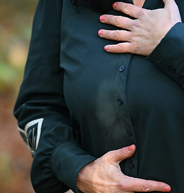 Ademtherapie aching: bewuste ademhaling met hand op borst en buik.”