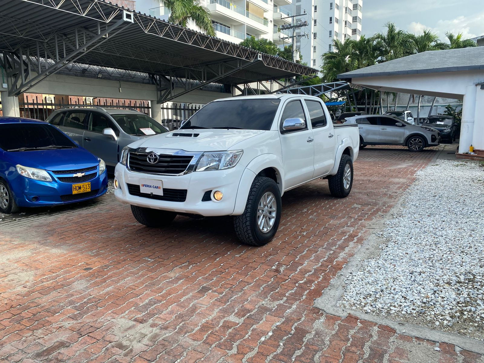 Toyota Hilux 2012 | 5 Puestos | 2.5L Mecánica Blindaje 2