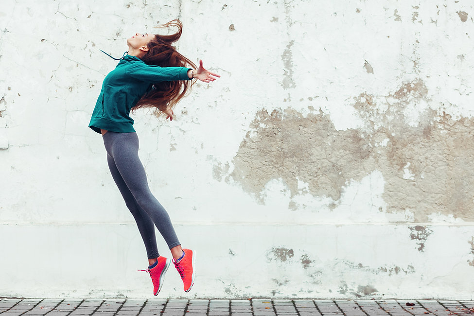 Fitness sport girl in the street 518.jpe