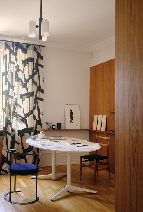 Bureau de la villa Genève à Cologny, table ronde et rideaux à motifs