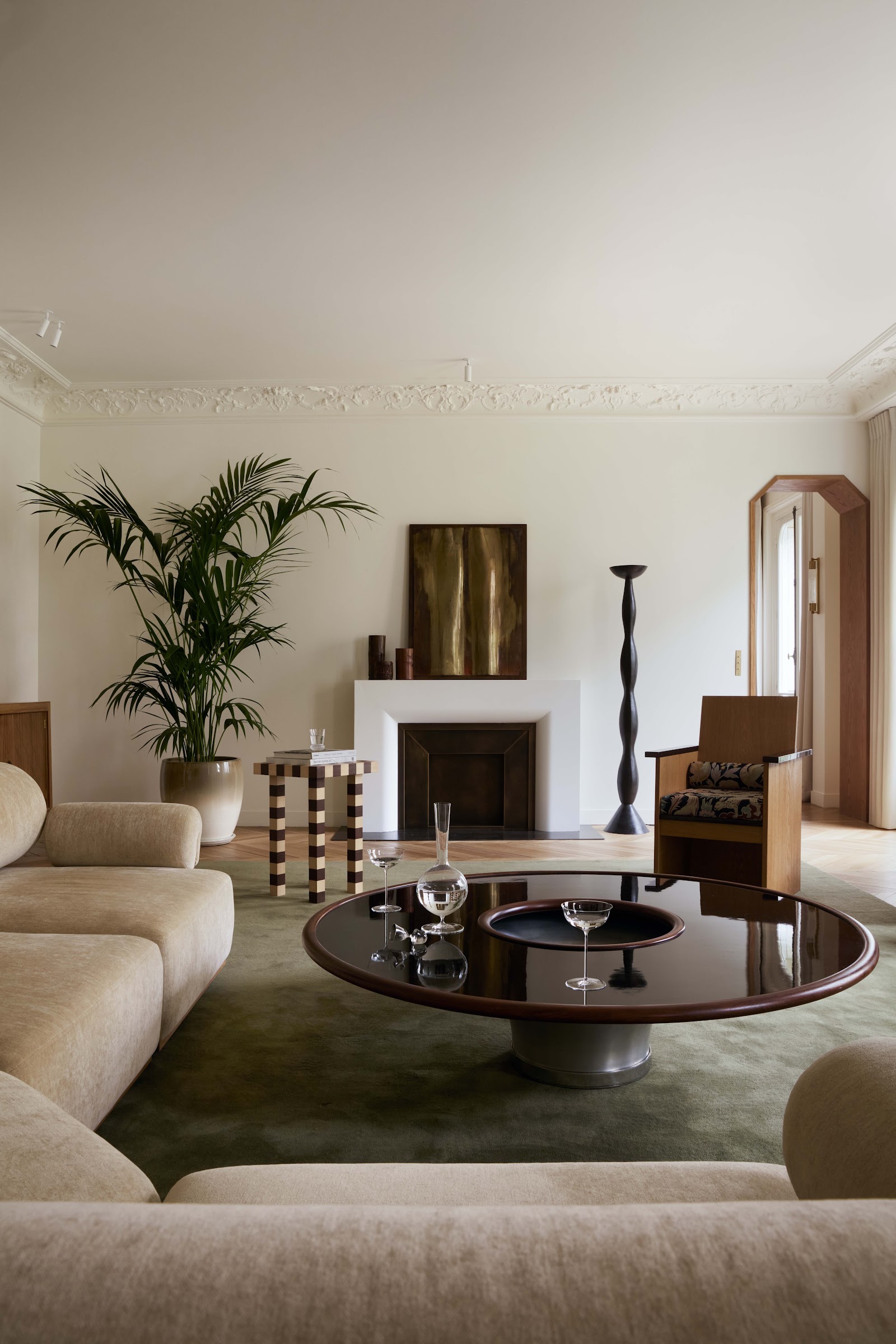 Salon de l'appartement Ranelagh à Paris, cheminée de pierre et tables d'appoint à damier