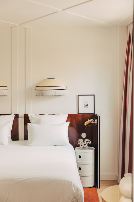 Lits jumeaux sous deux abat-jour à franges, chambre de l'hôtel Wallace