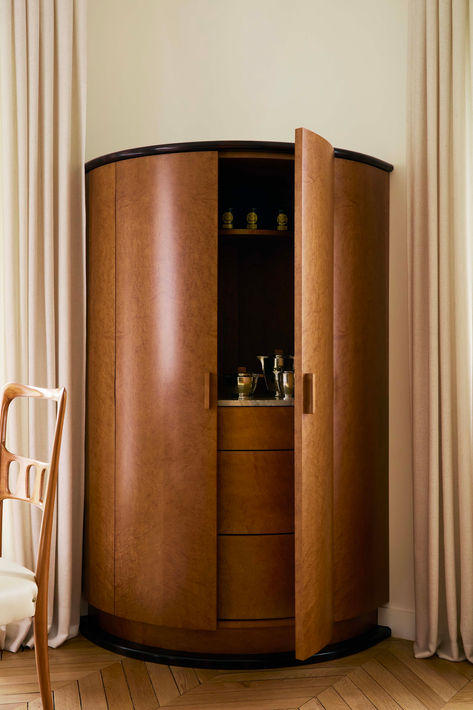 Meuble bar de l'appartement Ranelagh à Paris, corps cintré en loupe et plinthe laquée