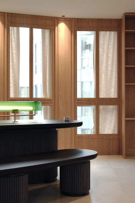 Bureau de bois noirci cannelé et lampe de verre vert, Matignon