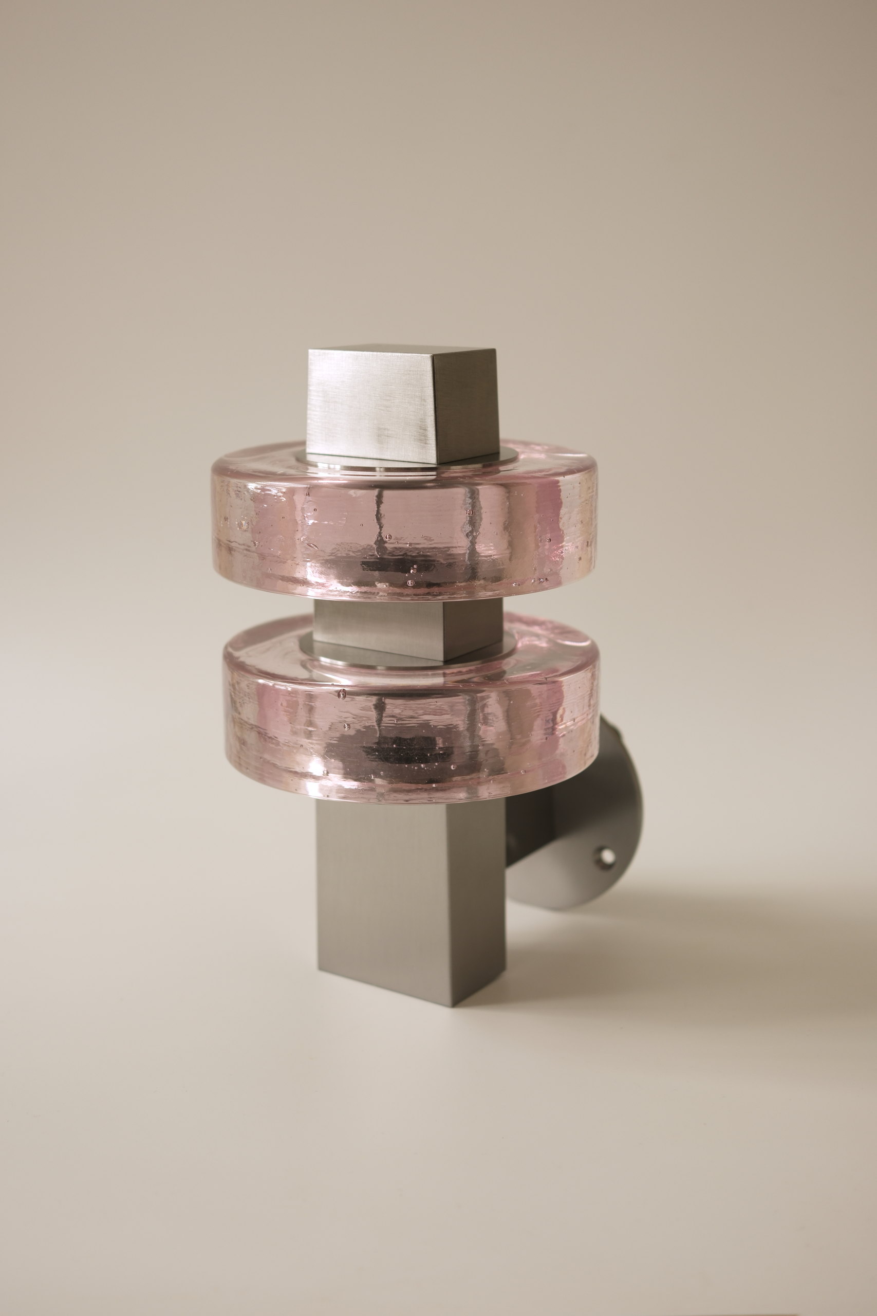 Applique Gioiello Double, inox brossé et verre rose