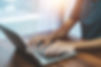 homem-usando-pesquisa-de-computador-na-internet-wifi-em-casa-pesquisando-o-conceito-de-red