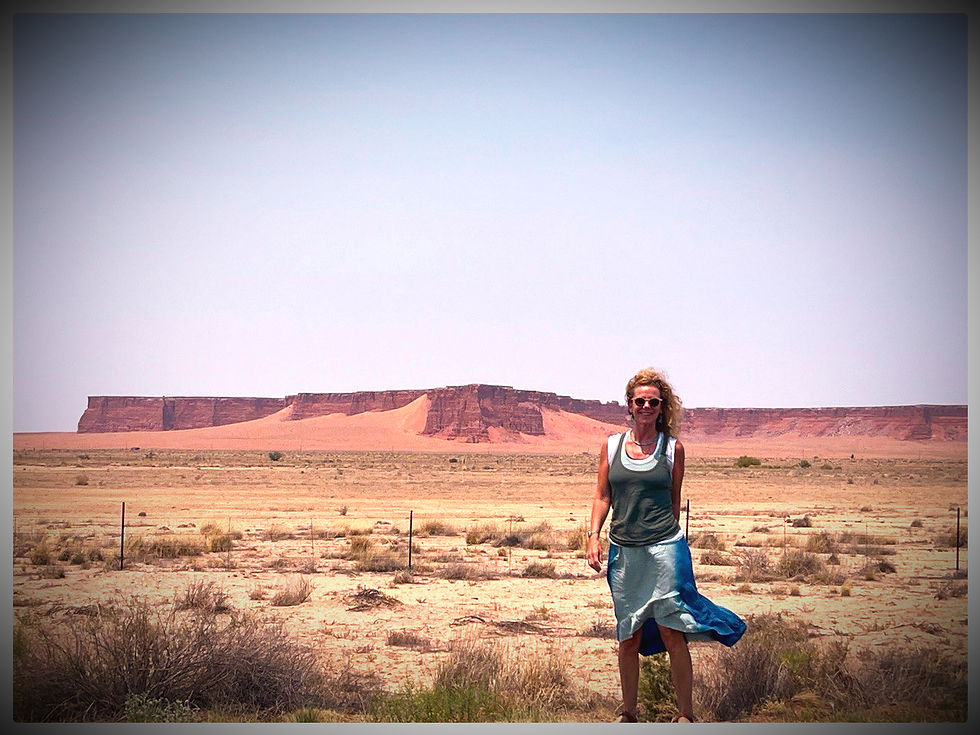 Sur la terre rouge de l'Arizona, je ne marche pas, je danse. Chaque pas est un souffle, ma jupe vole au vent, comme pour s'envoler et embrasser la sagesse silencieuse de la mesa qui veille au loin.