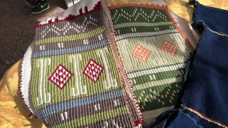 Découvrez la diversité des tissages Hopi, chaque pièce racontant son histoire à travers des motifs uniques. Un patchwork de créativité et de traditions qui captive le regard et célèbre la richesse artistique Hopi.