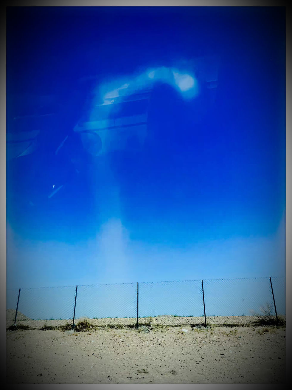 : Une photo du désert d'Arizona, où un tourbillon de sable clair, tel un fin tube transparent, s'élève doucement vers un ciel d'un bleu intense. Ce n'est pas une tempête de poussière, mais le murmure du "cinquième vent", ce souffle sacré qui, selon les traditions, relie la terre au ciel. Il est à la fois puissant et éphémère, un spectacle rare qui témoigne de l'énergie invisible qui circule dans le désert. C'est une prière silencieuse, une danse entre l'élémental et le spirituel.