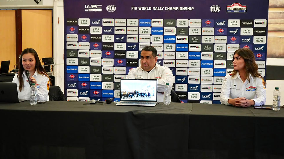 Los representantes de la organización de prensa del WRC con los periodistas brindando detalles