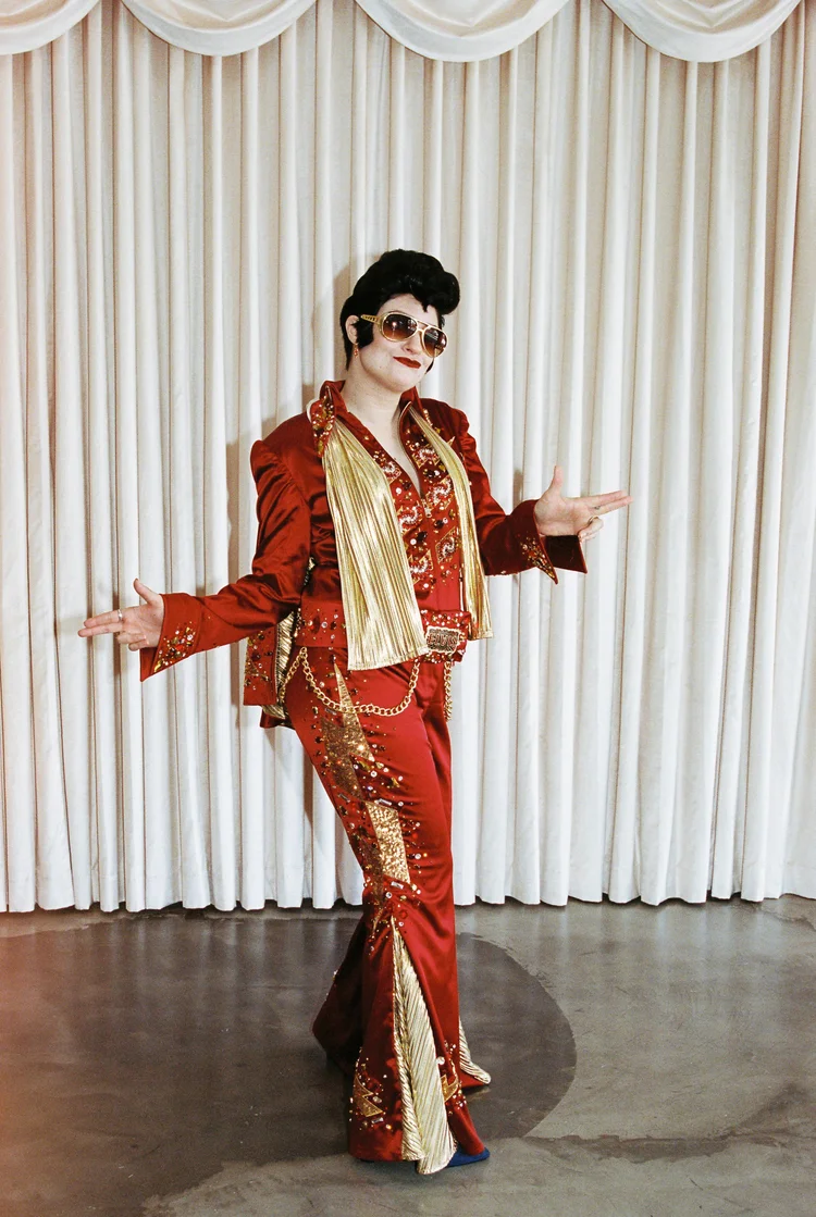 elvis performer at wedding at sure thing chapel las vegas wedding chapel