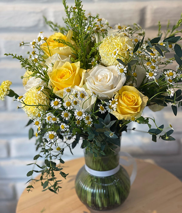 Thumbnail: White & Yellow in a Vase
