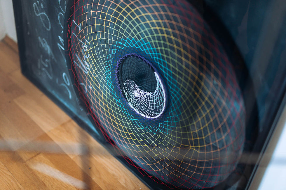 Ein künstlerisches Werk wo durch Fäden ein Ying Yang 