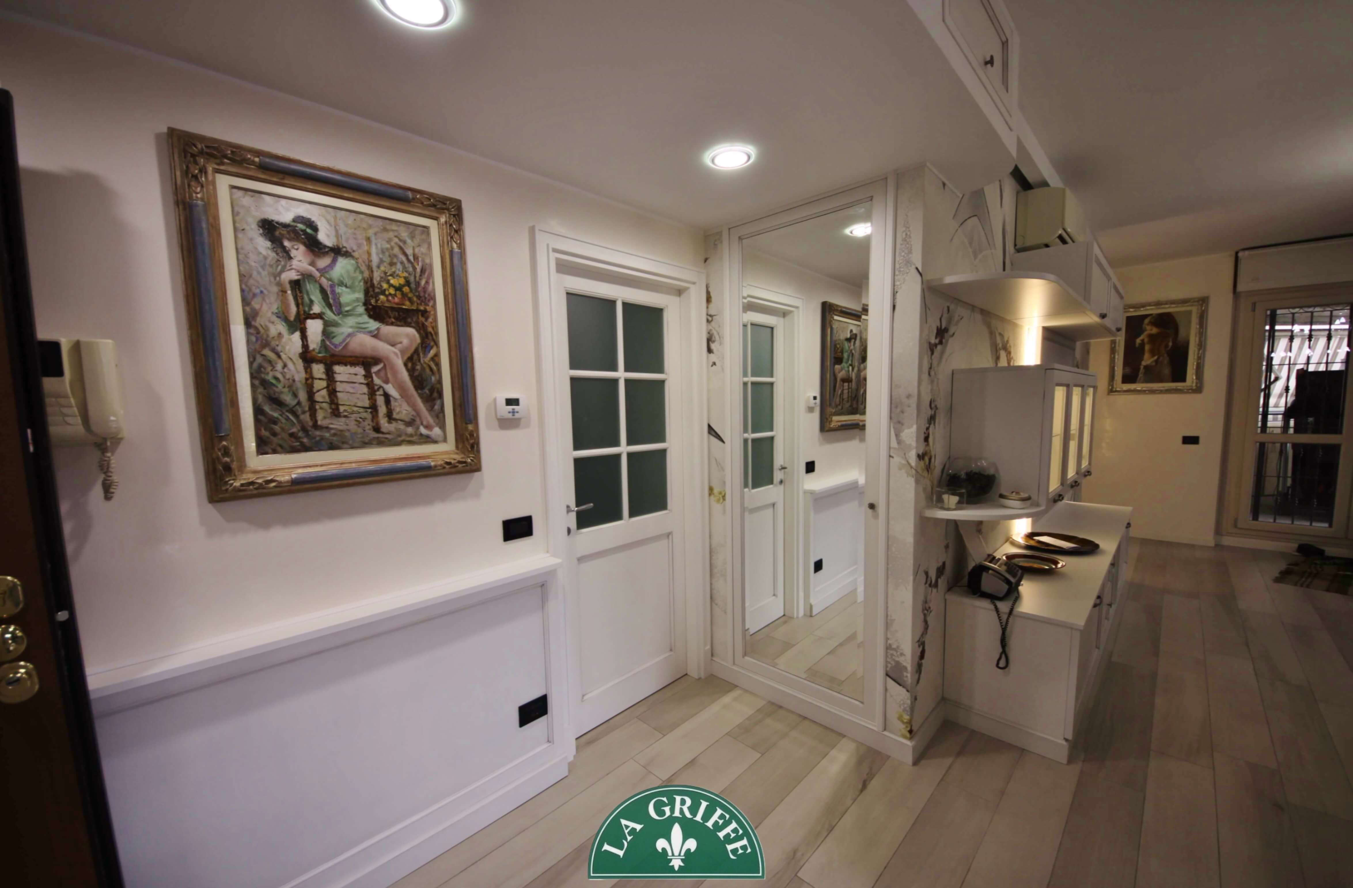 Atrio con boiserie classica